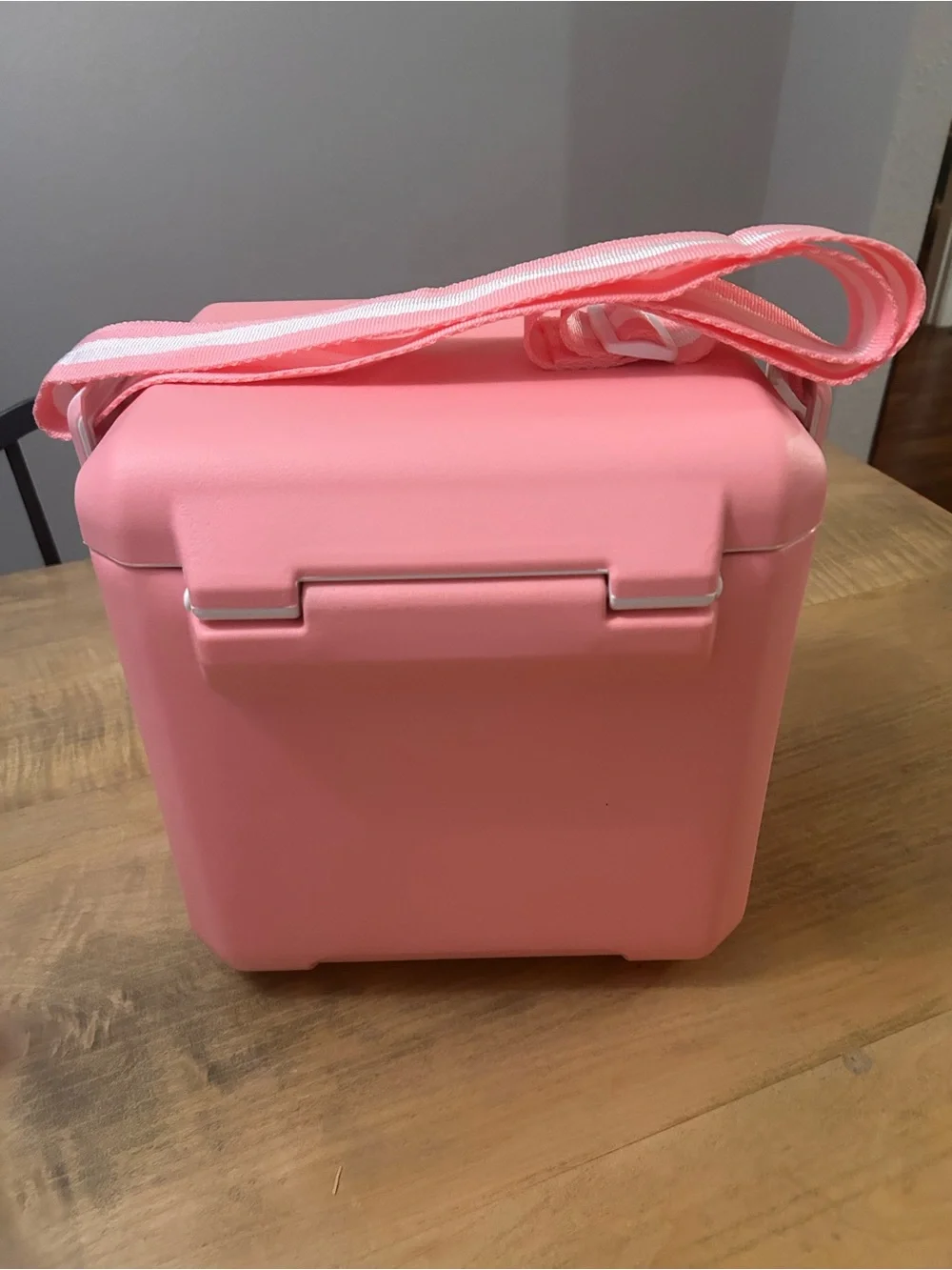 Igloo 11 qt Tag-a-long hard shell coral pink Portable Cooler